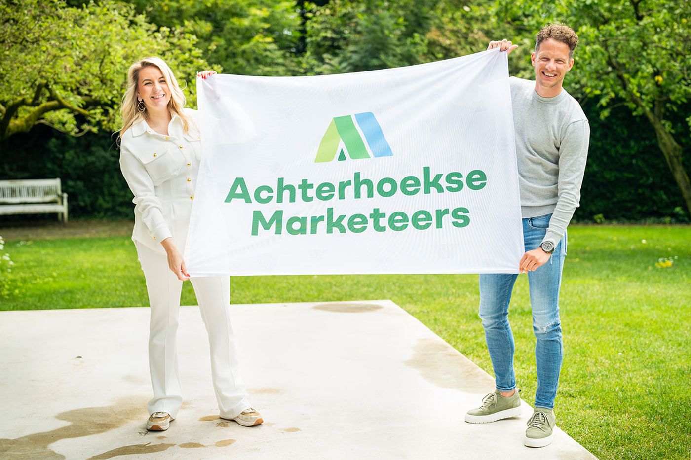 Marketeers met de vlag van hun regio