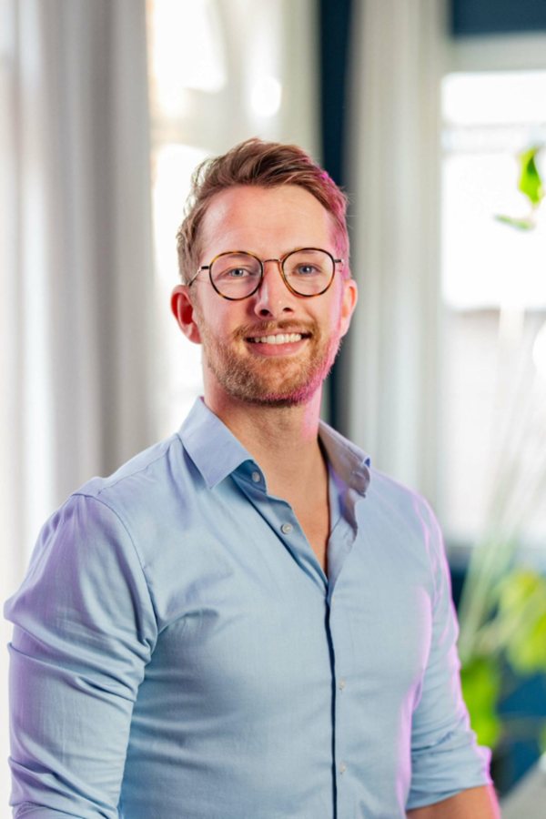 Spreker op het podium tijdens een AM-event